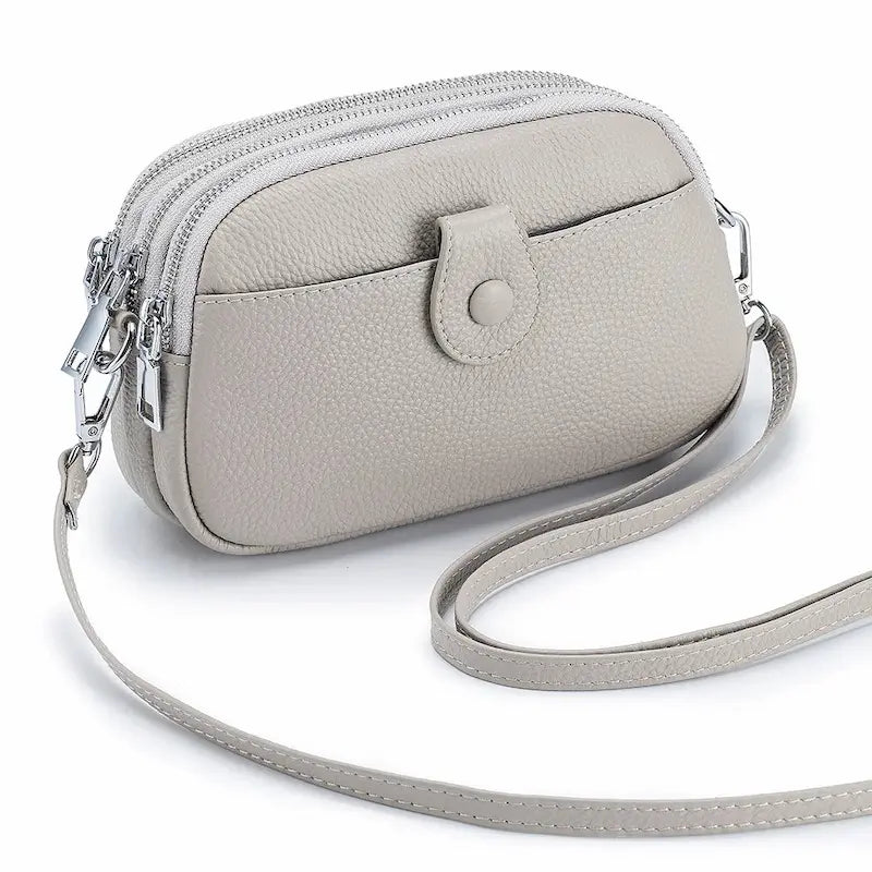 Sac bandoulière en cuir véritable beige porté à l’épaule pour femme