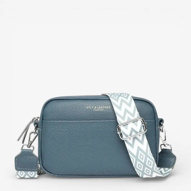 Sac bandoulière bleu en cuir de vachette avec sangle à motif bleu clair et blanc