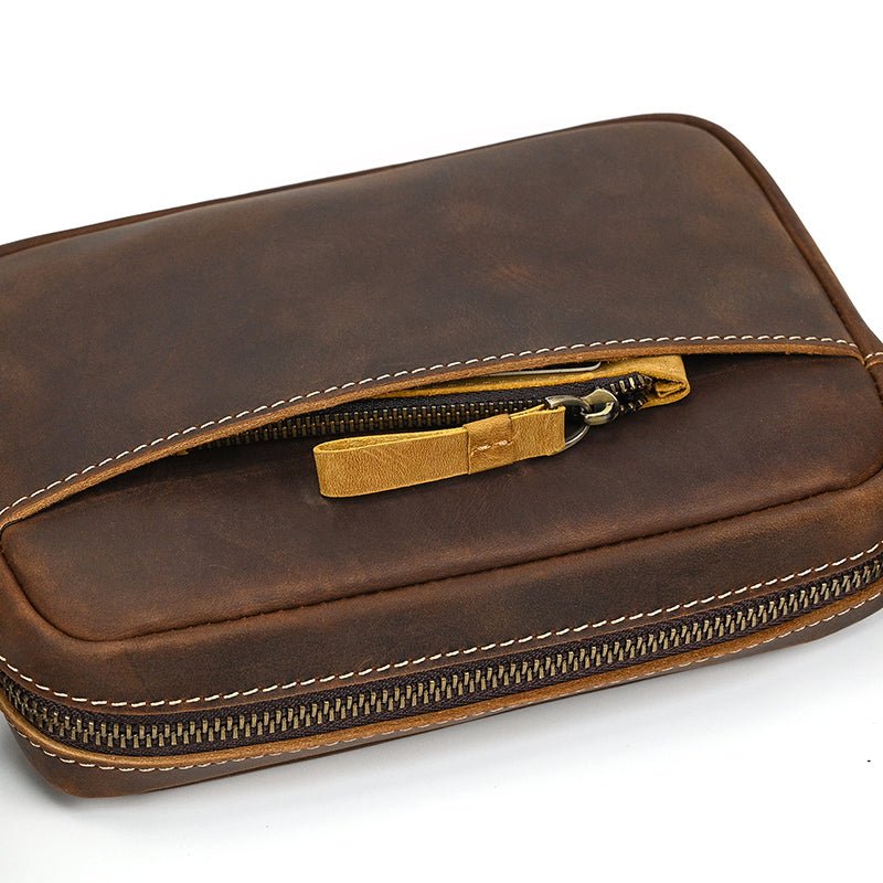 Détail de la fermeture zippée du sac bandoulière en cuir de vachette marron