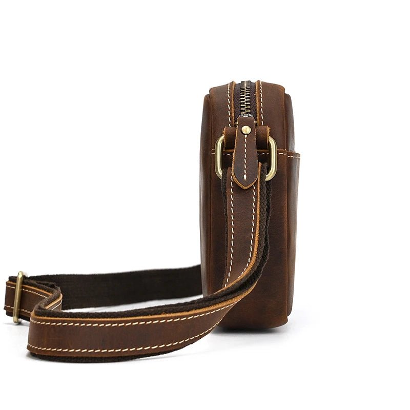 Vue de côté du sac bandoulière en cuir de vachette marron foncé