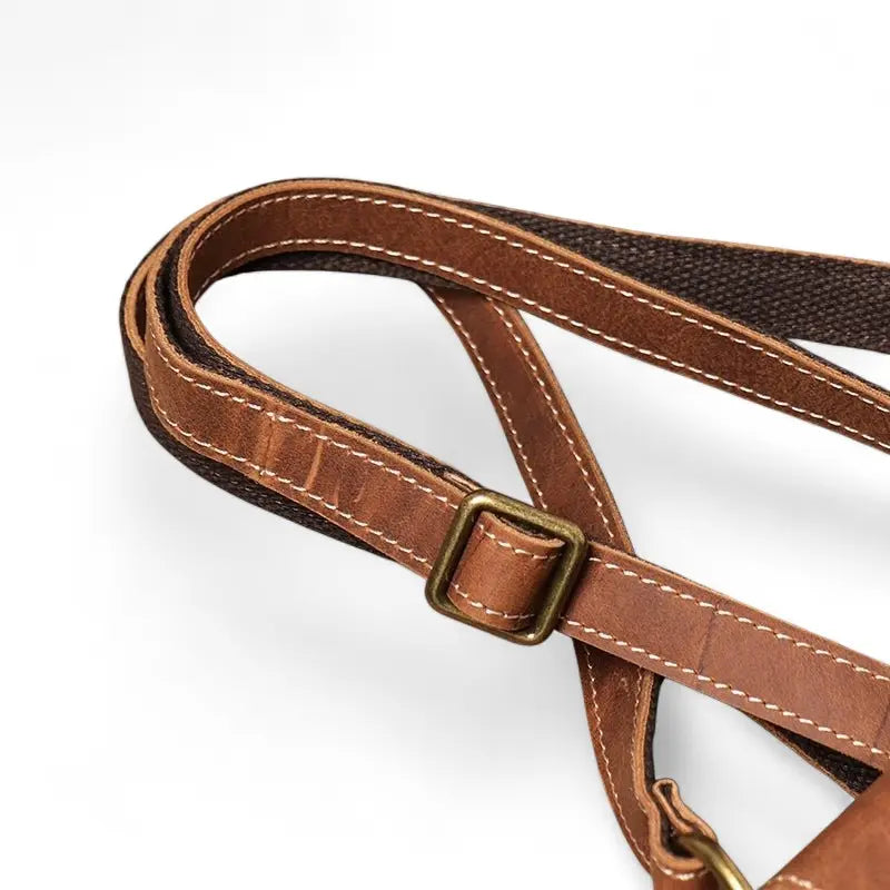 Vue détaillée de la sangle ajustable du sac bandoulière en cuir marron clair