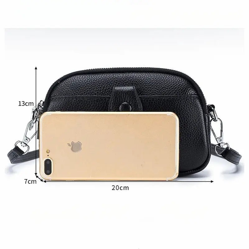 Petit sac en cuir noir comparé à un smartphone pour illustrer la taille