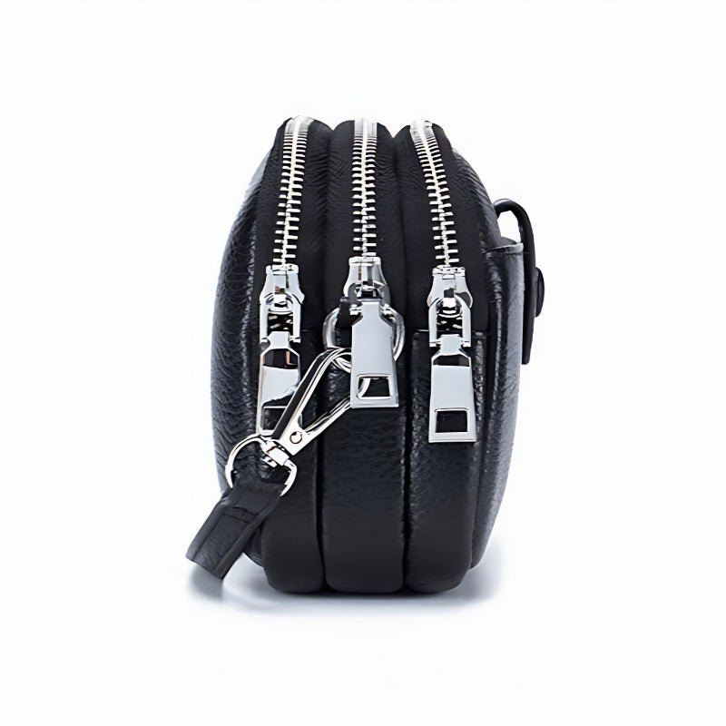 Vue latérale du sac en cuir noir avec deux fermetures éclair métalliques