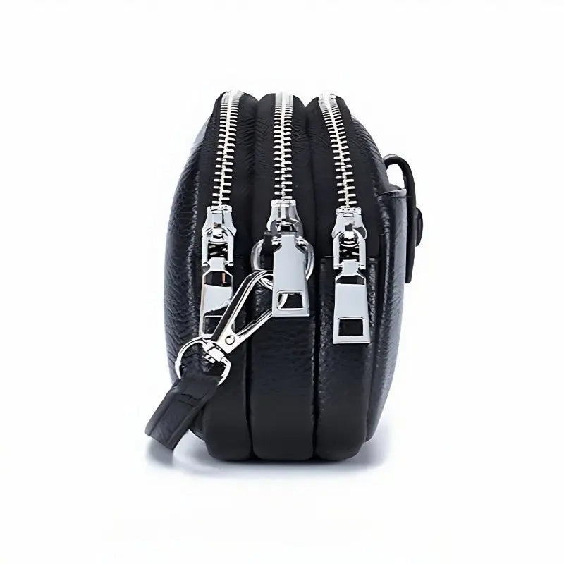 Vue latérale du sac en cuir noir avec deux fermetures éclair métalliques