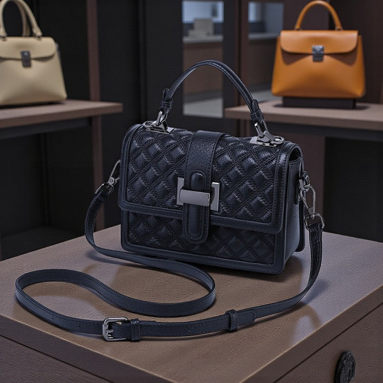 Sac bandoulière noir en cuir matelassé posé avec sangle détachable