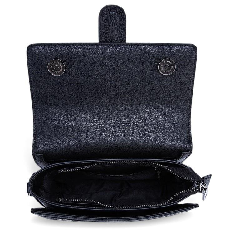 Intérieur du sac bandoulière noir en cuir matelassé avec poche zippée