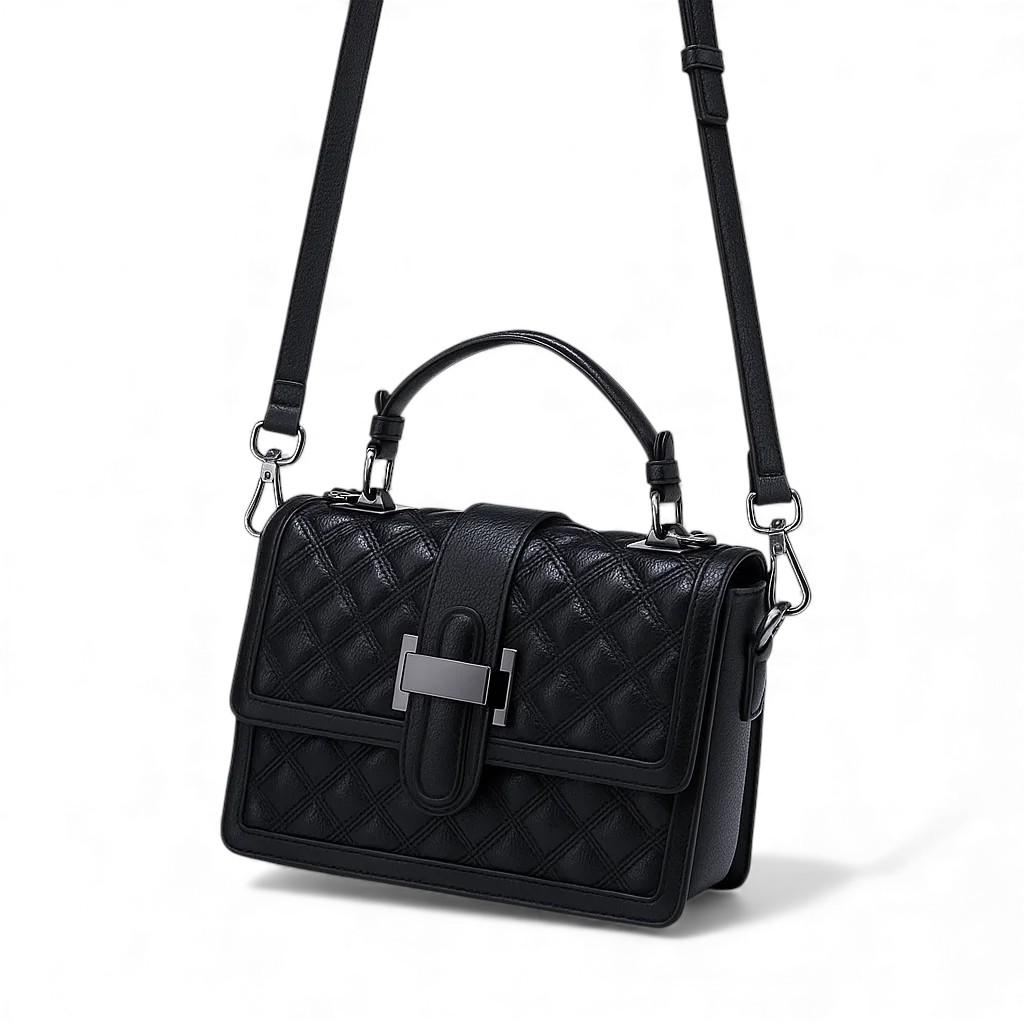 Sac bandoulière noir en cuir matelassé porté à l’épaule