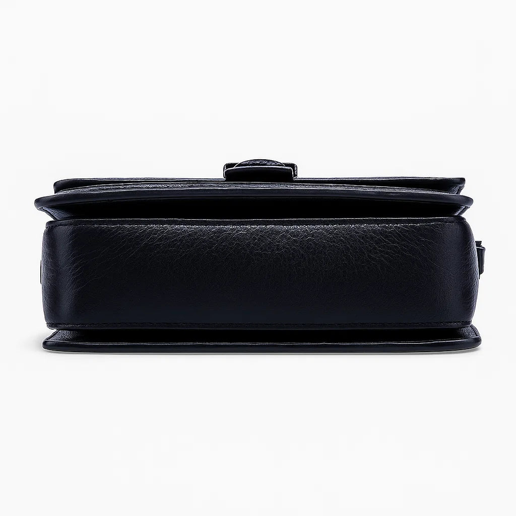 Vue du dessous du sac bandoulière noir en cuir matelassé