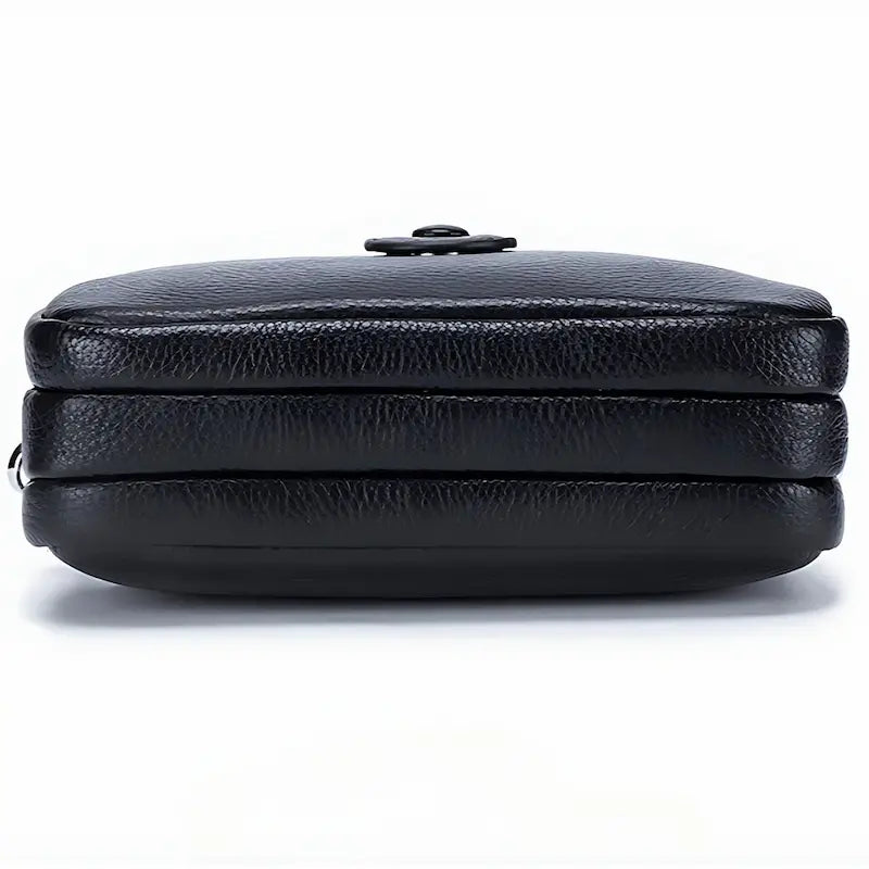 Vue de dessous du sac en cuir noir avec couture et base renforcée