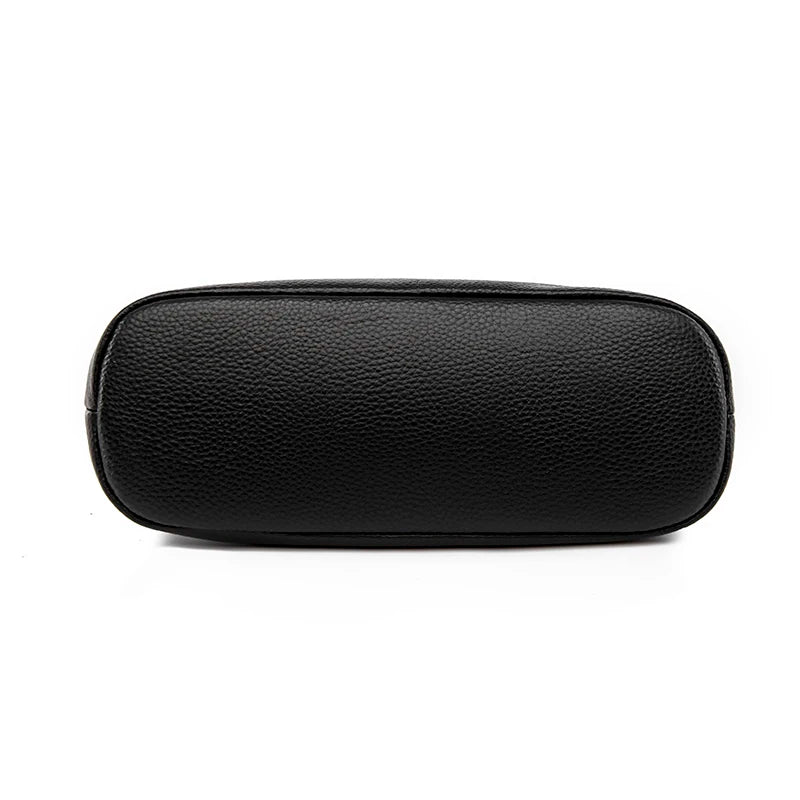 Vue du dessous du sac bandoulière en cuir noir façon croco