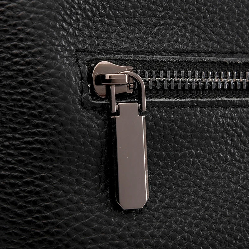 Gros plan sur la fermeture éclair du sac bandoulière cuir noir croco