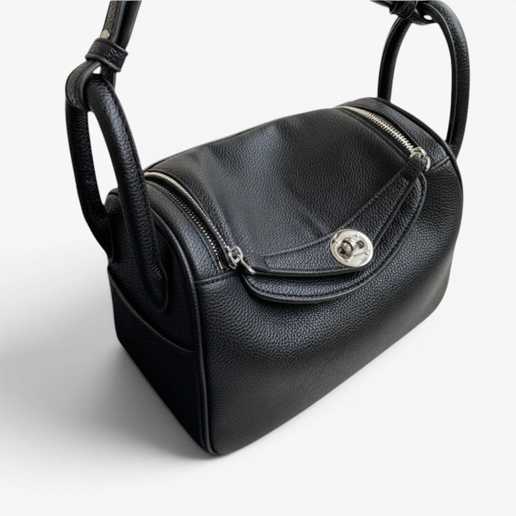 Vue latérale du sac bandoulière en cuir de vachette noir