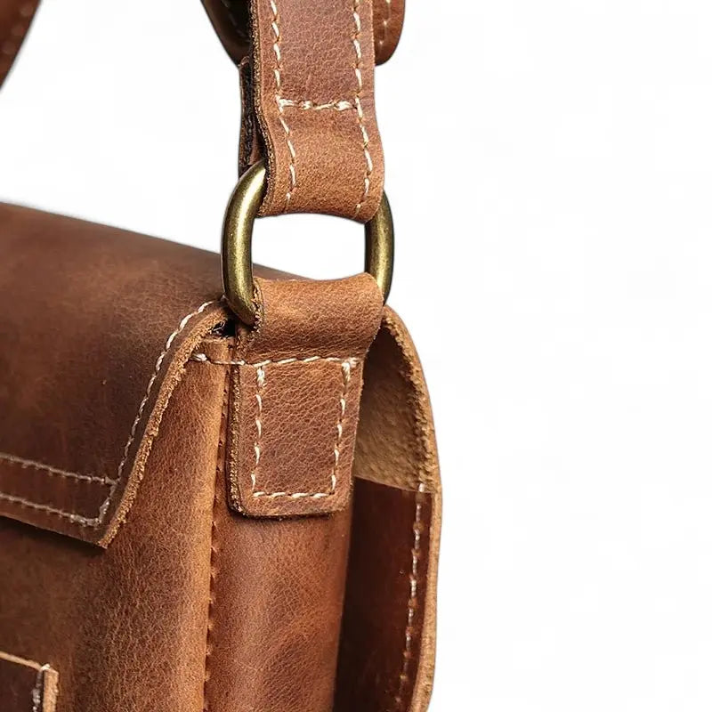 Zoom sur l’anse du sac bandoulière en cuir véritable pour homme