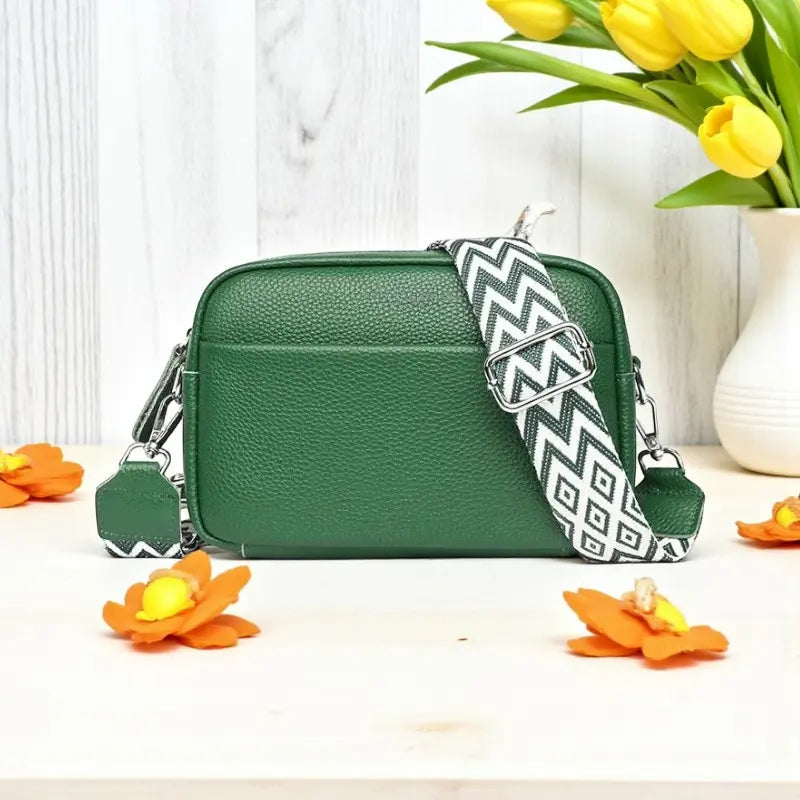 Sac bandoulière vert en cuir de vachette avec sangle géométrique verte et blanche