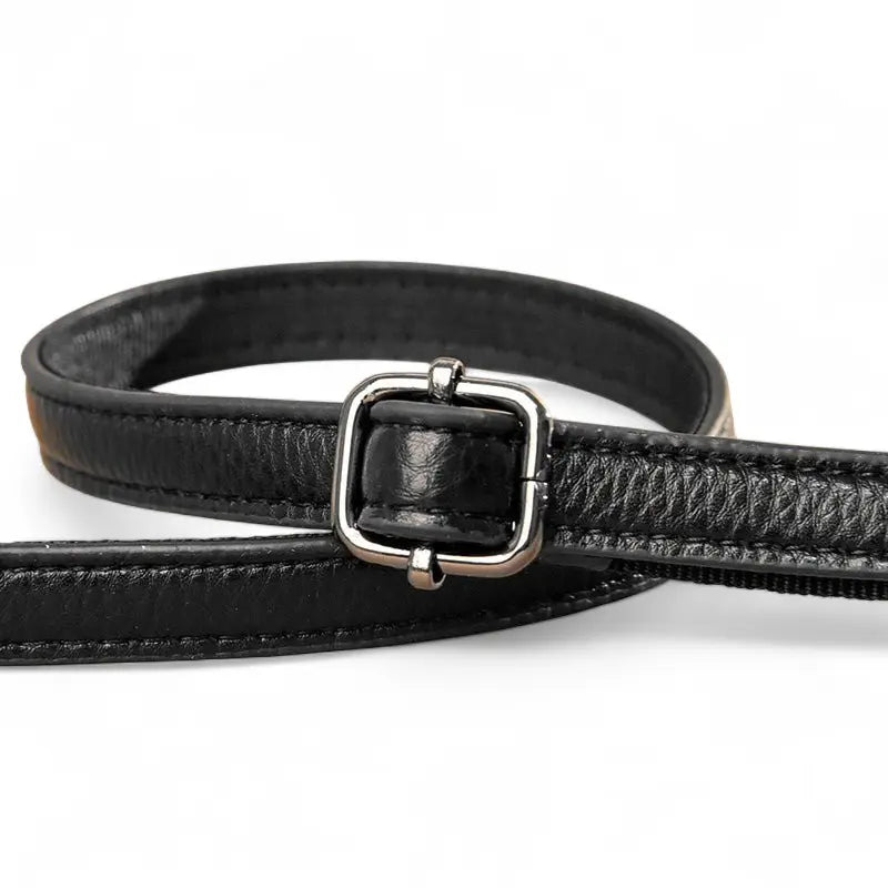 Détail de la boucle réglable du sac bandoulière femme en cuir noir