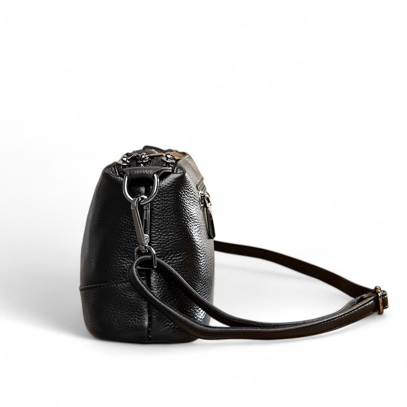 Sac bandoulière femme en cuir noir vu de profil