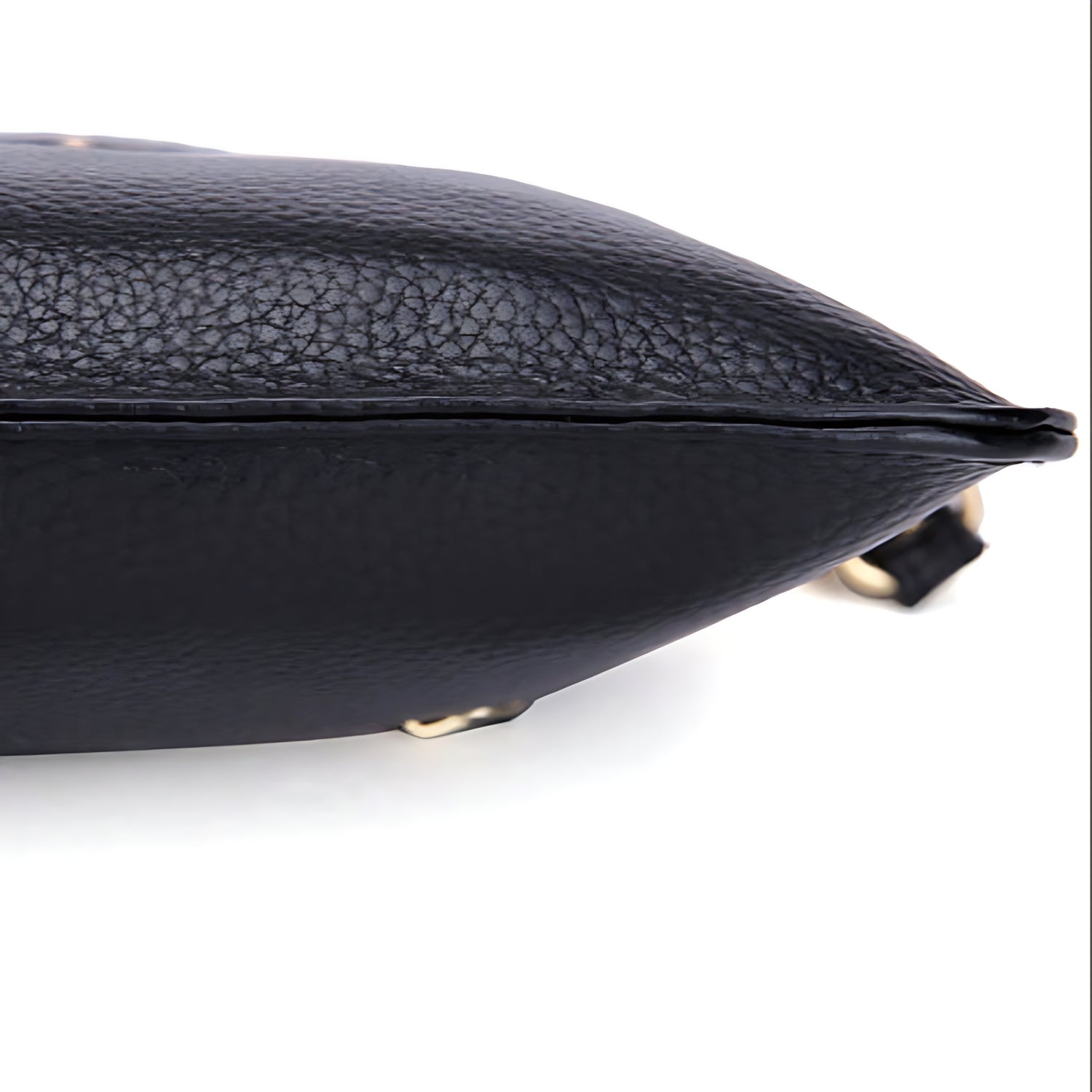 Sac à bandoulière pour femme en cuir noir véritable, vue dessous, bandoulière en toile avec sangle cuir cousue, texture grainée.