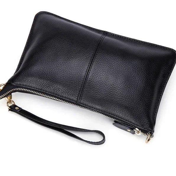 Vue de dessus d’un sac à bandoulière pour femme en cuir noir véritable, bandoulière en toile avec sangle cuir cousue.