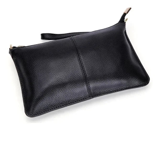 Vue arrière d’un sac à bandoulière pour femme en cuir noir véritable, bandoulière en toile avec sangle cuir cousue.