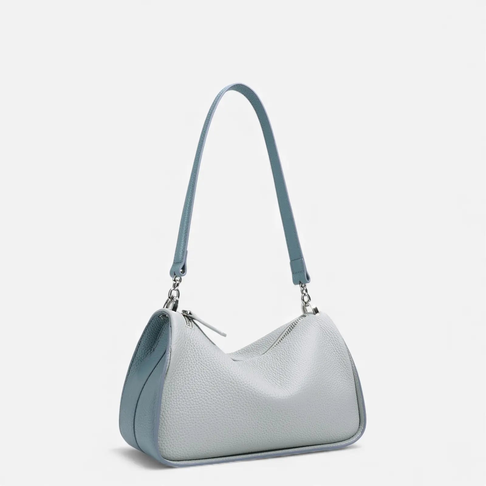 Sac bandoulière femme en cuir de vachette gris clair vu de trois quarts
