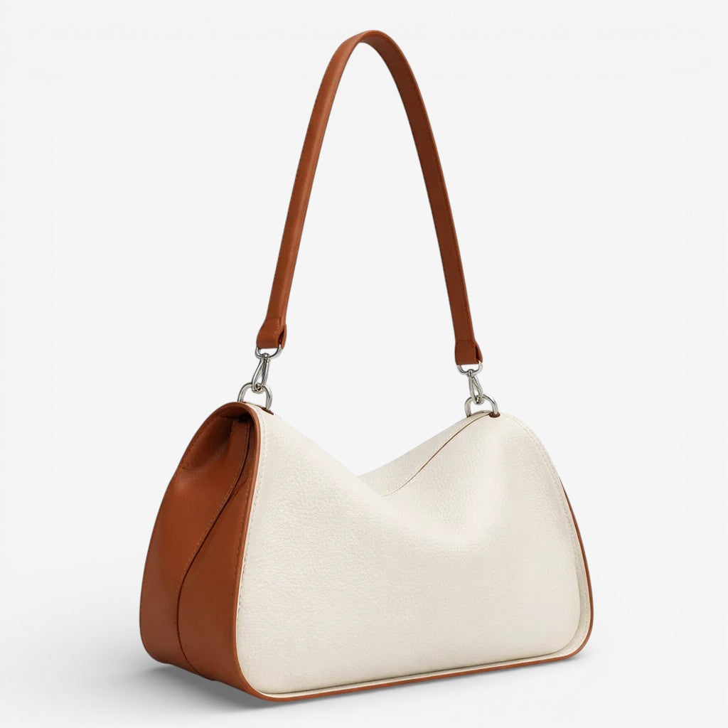 Sac bandoulière femme en cuir de vachette pleine fleur porté à l’épaule
