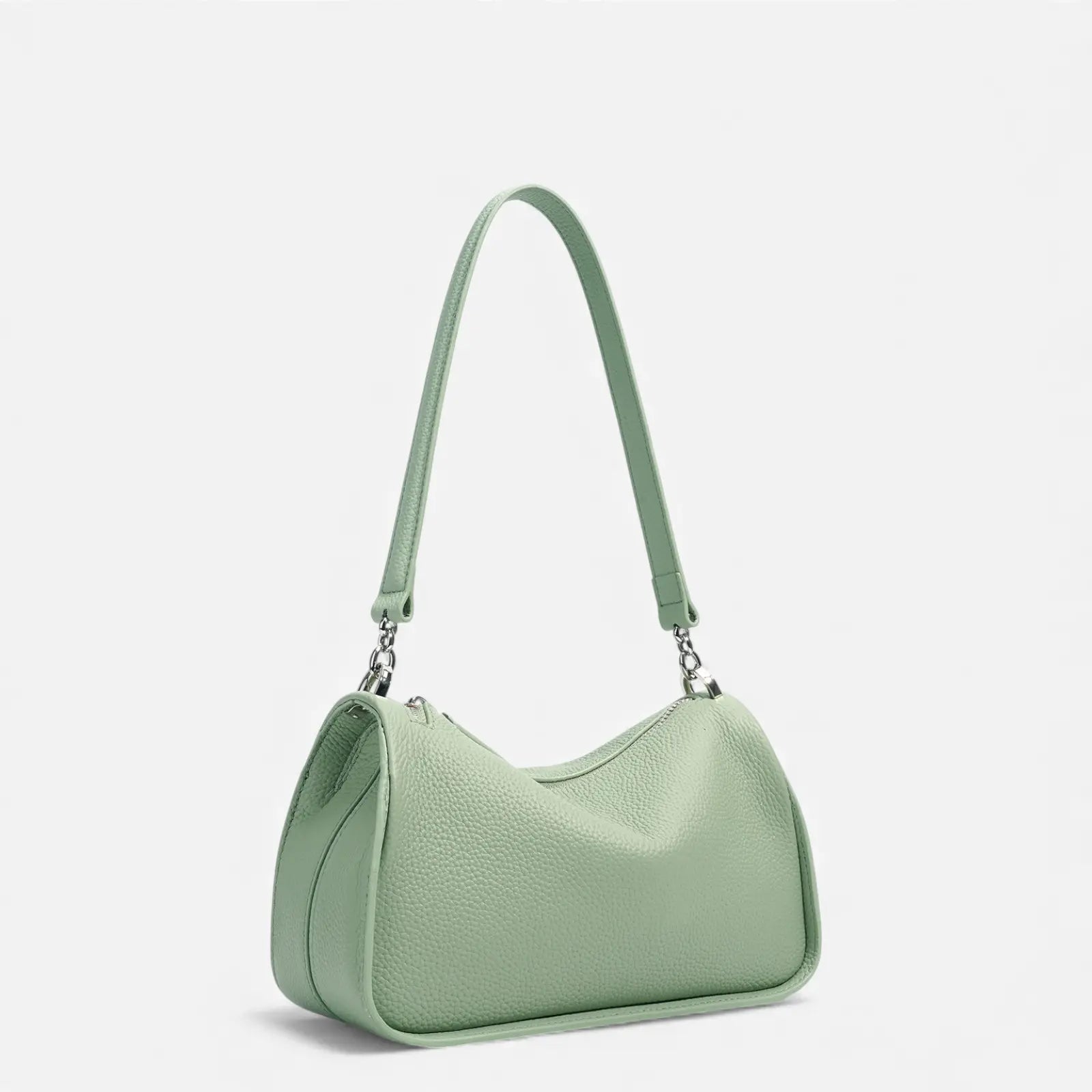 Sac bandoulière femme en cuir de vachette vert porté à l’épaule

