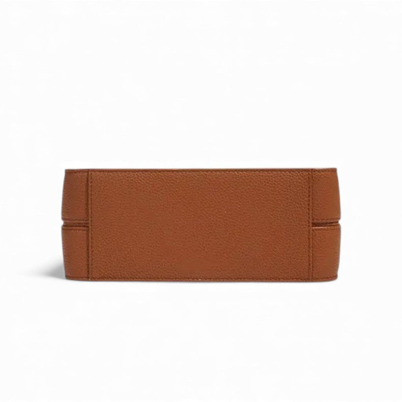 Vue du dessous du sac bandoulière femme en cuir de vachette
