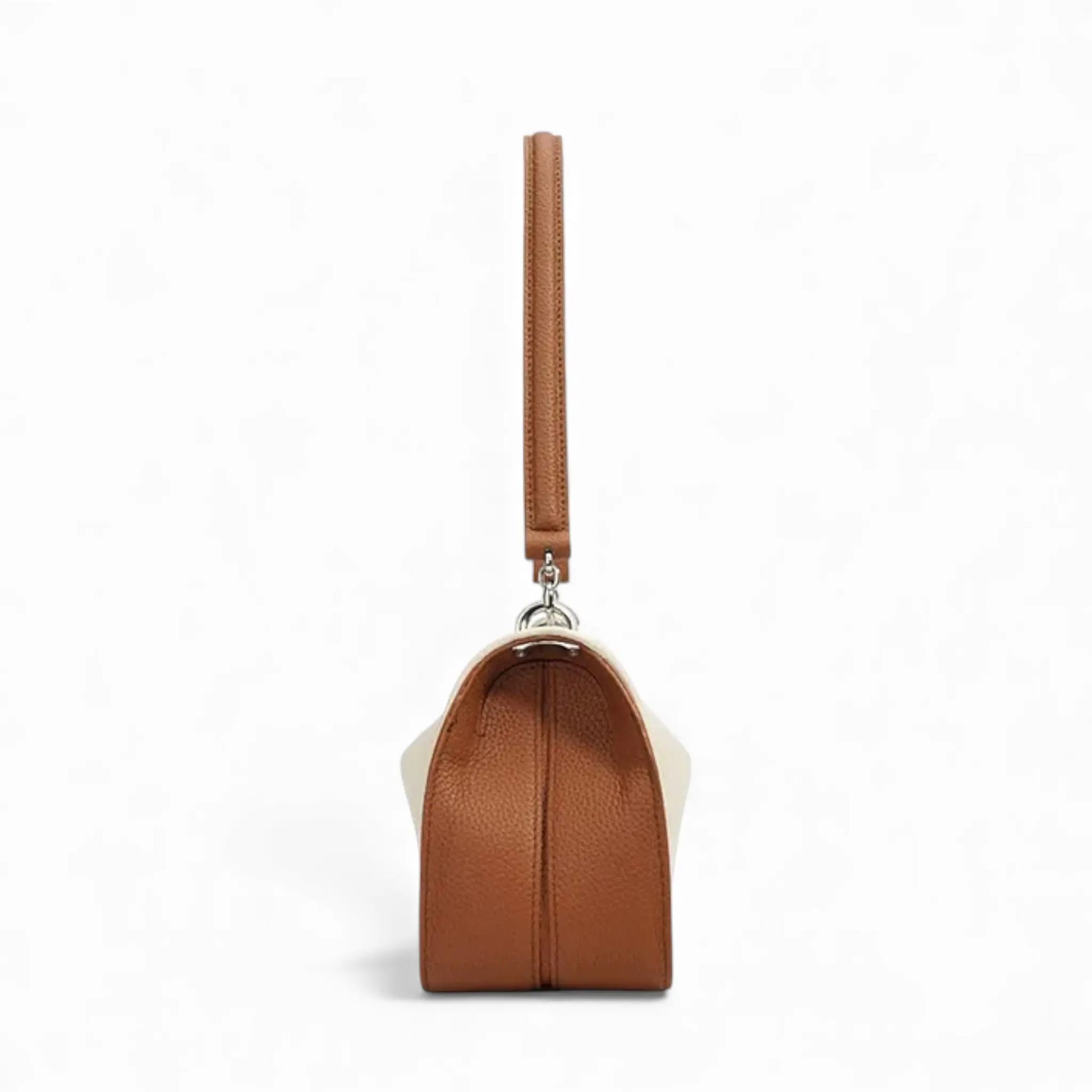 Vue de profil du sac bandoulière femme en cuir de vachette
