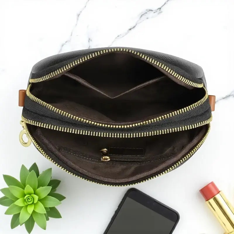 Intérieur du sac bandoulière femme noir avec compartiments et poches zippées