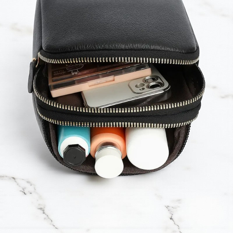 Intérieur d’un sac bandoulière femme noir avec compartiments pratiques