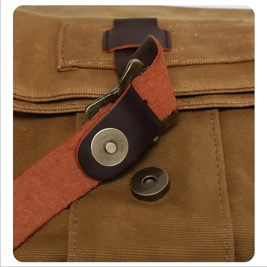 détail de l’attache métallique du sac bandoulière homme camel