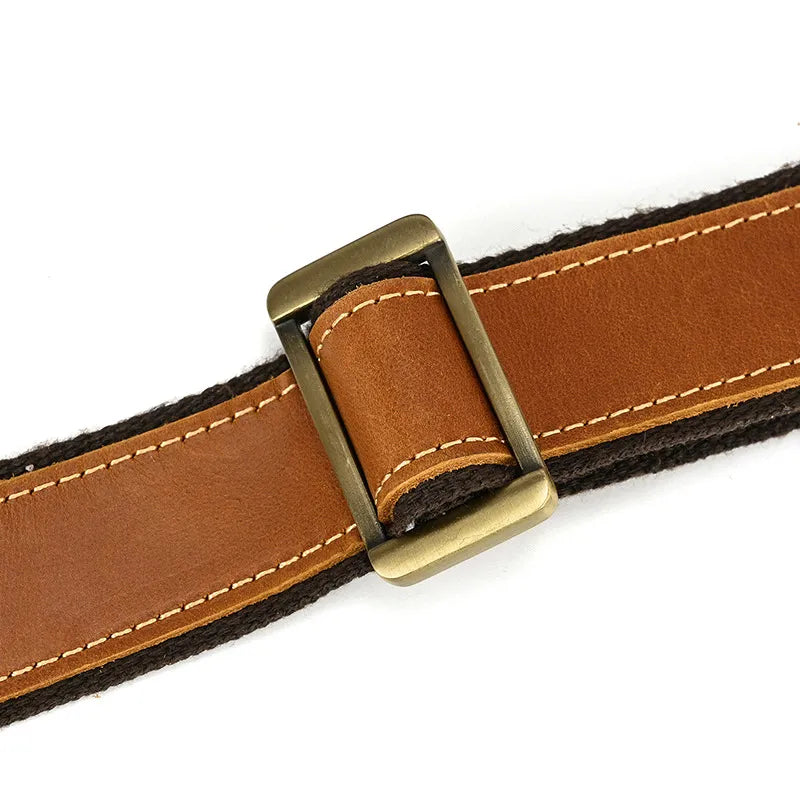 Détail de la boucle réglable du sac bandoulière homme en cuir marron