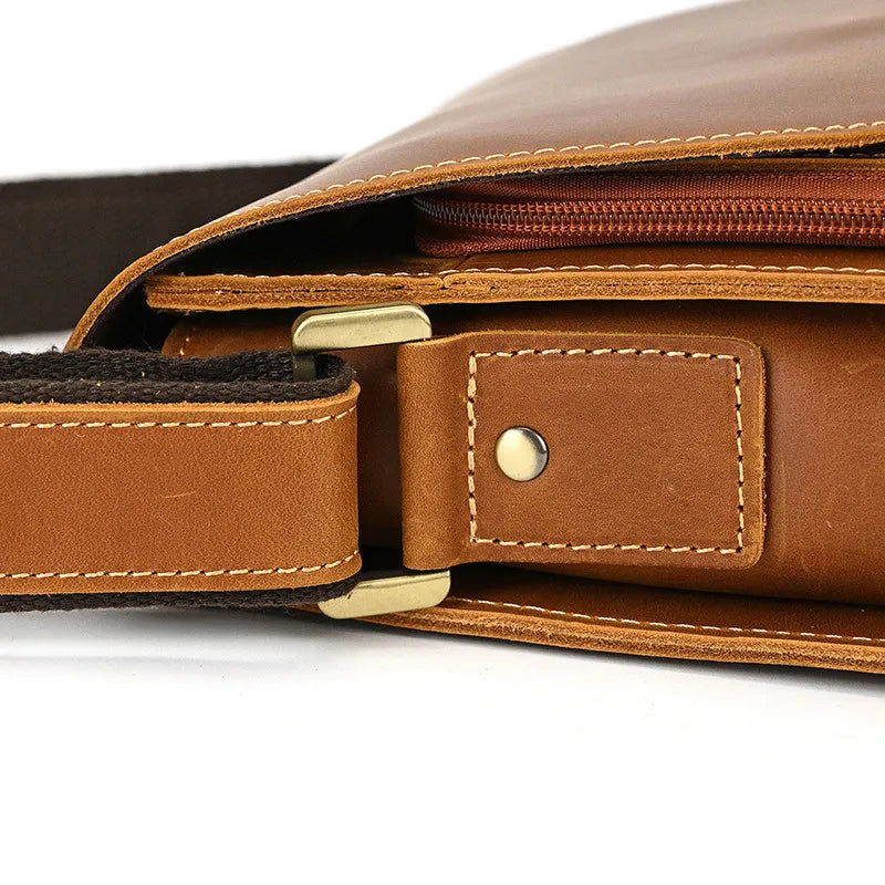 Détail des coutures du sac bandoulière homme en cuir marron