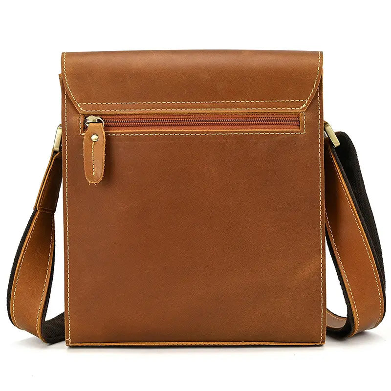 Vue arrière du sac bandoulière homme en cuir marron avec poche zippée