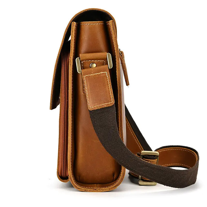 Sac bandoulière homme en cuir marron vu de côté avec bandoulière