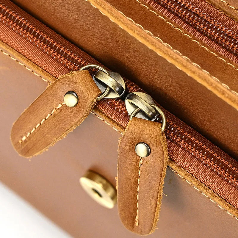 Détail de la fermeture éclair du sac bandoulière homme en cuir marron