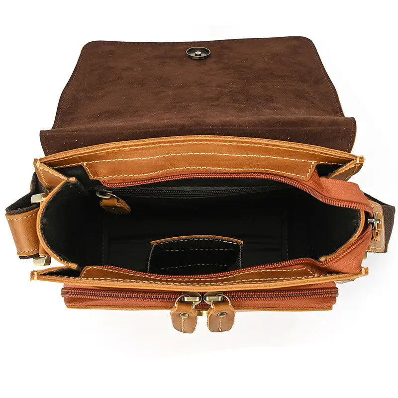 Sac bandoulière homme en cuir marron ouvert avec rangements visibles
