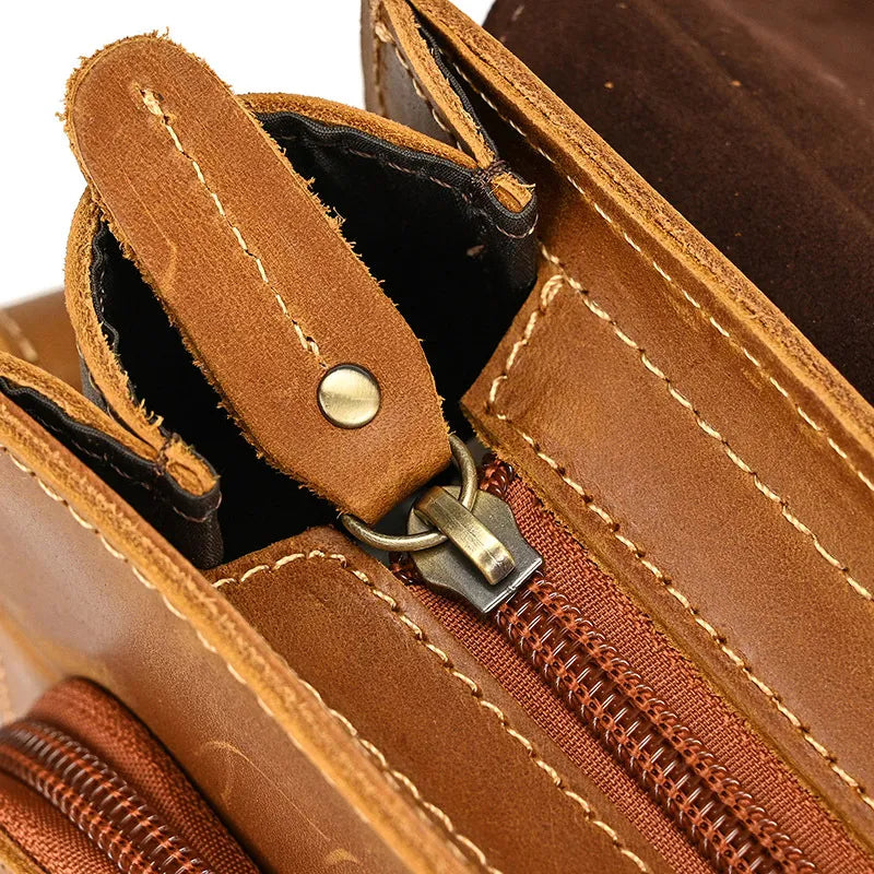 Sac bandoulière homme en cuir marron ouvert avec compartiment intérieur visible