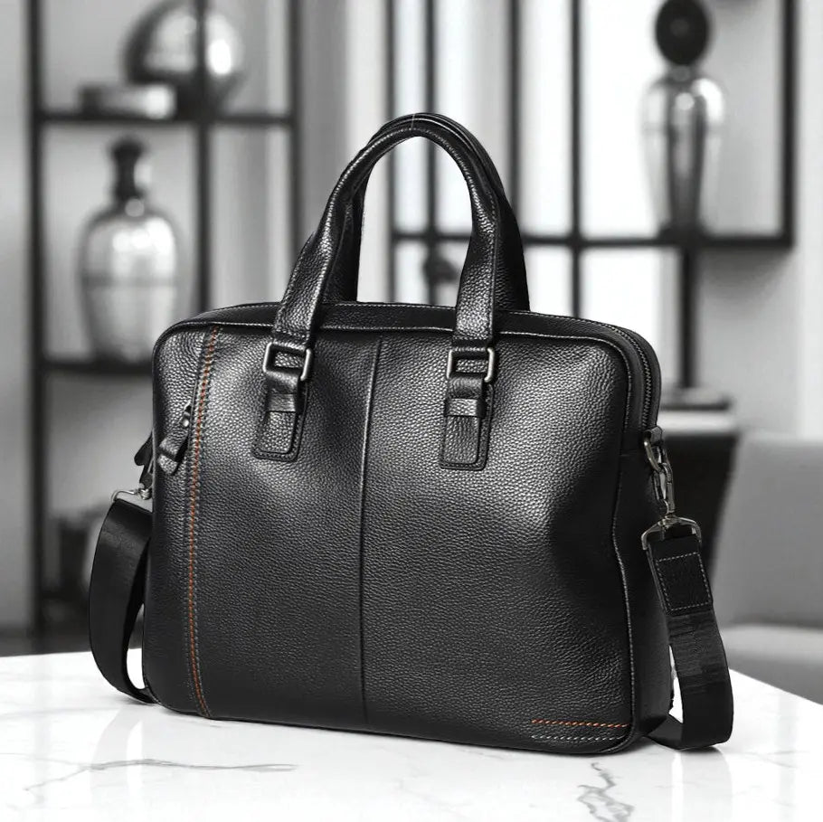 Vue en trois-quarts du sac à bandoulière homme en cuir noir avec double poignée et sangle