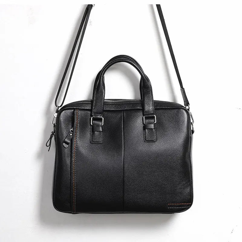 Sac à bandoulière homme noir suspendu par ses deux anses et sa sangle d’épaule