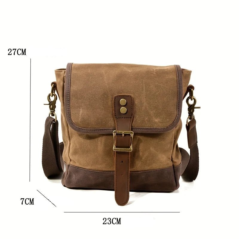 Sac bandoulière homme en toile camel avec indication des dimensions : 27 × 23 × 7 cm