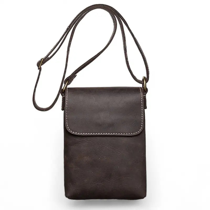 Sac bandoulière en cuir véritable marron foncé face avant pour homme