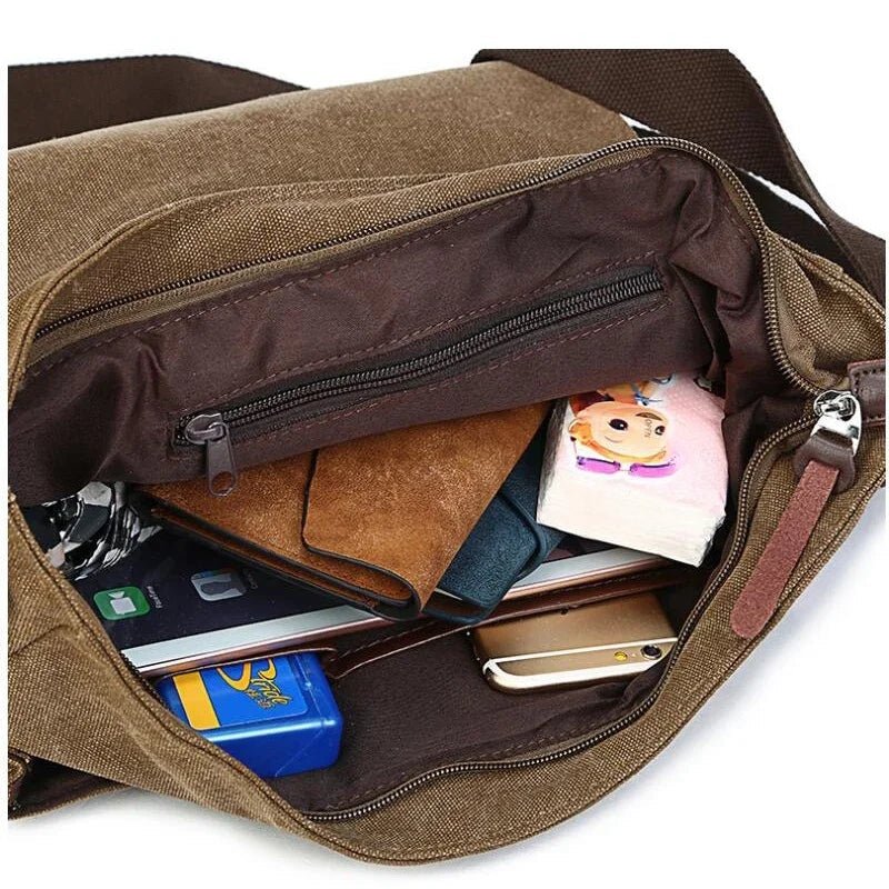 Vue intérieure du sac bandoulière vintage en toile marron avec objets rangés