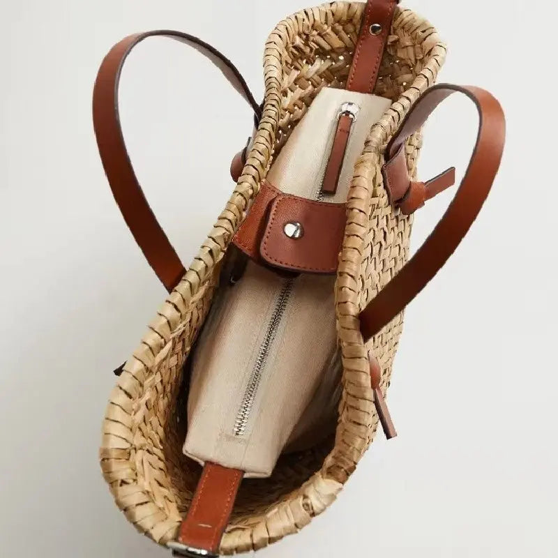 Vue intérieure du sac bohème en paille tressée avec doublure en coton et fermeture zippée