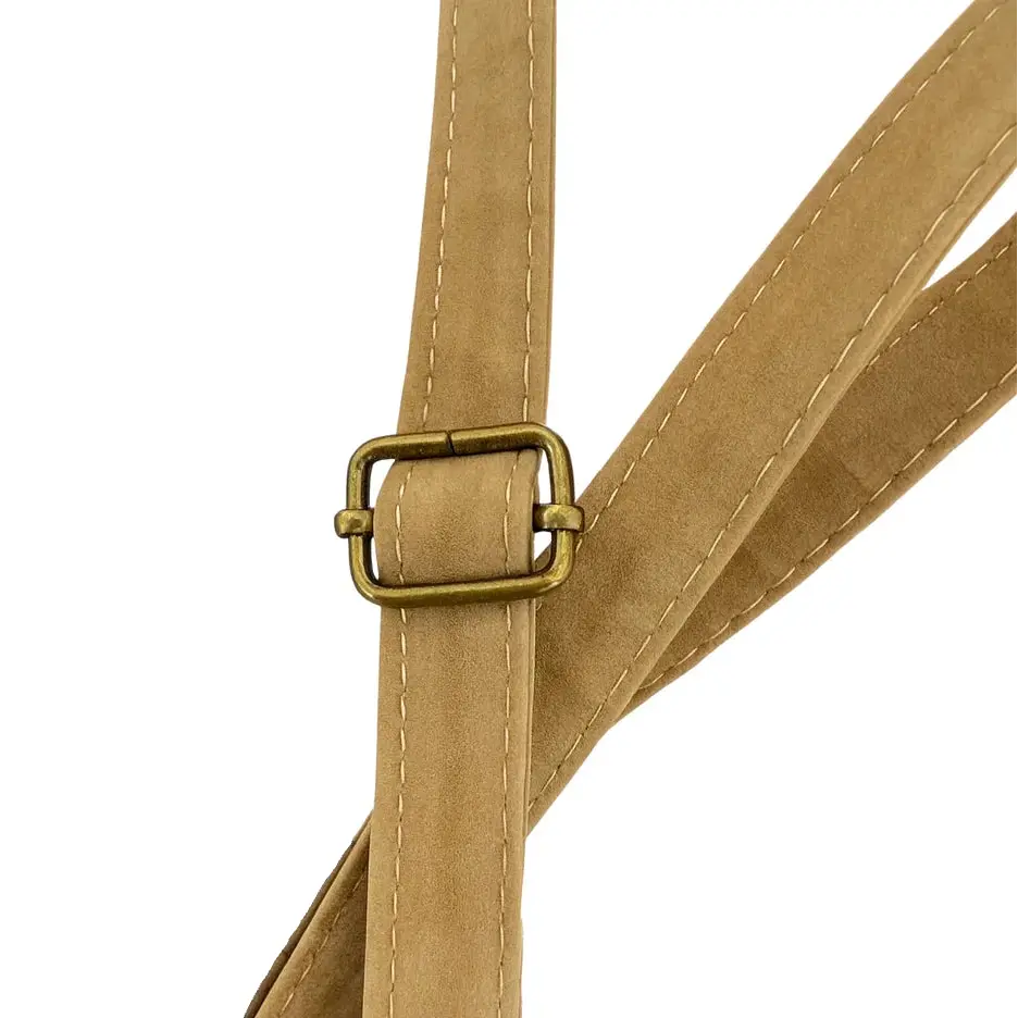 Détail de la bandoulière réglable du sac bourse à franges