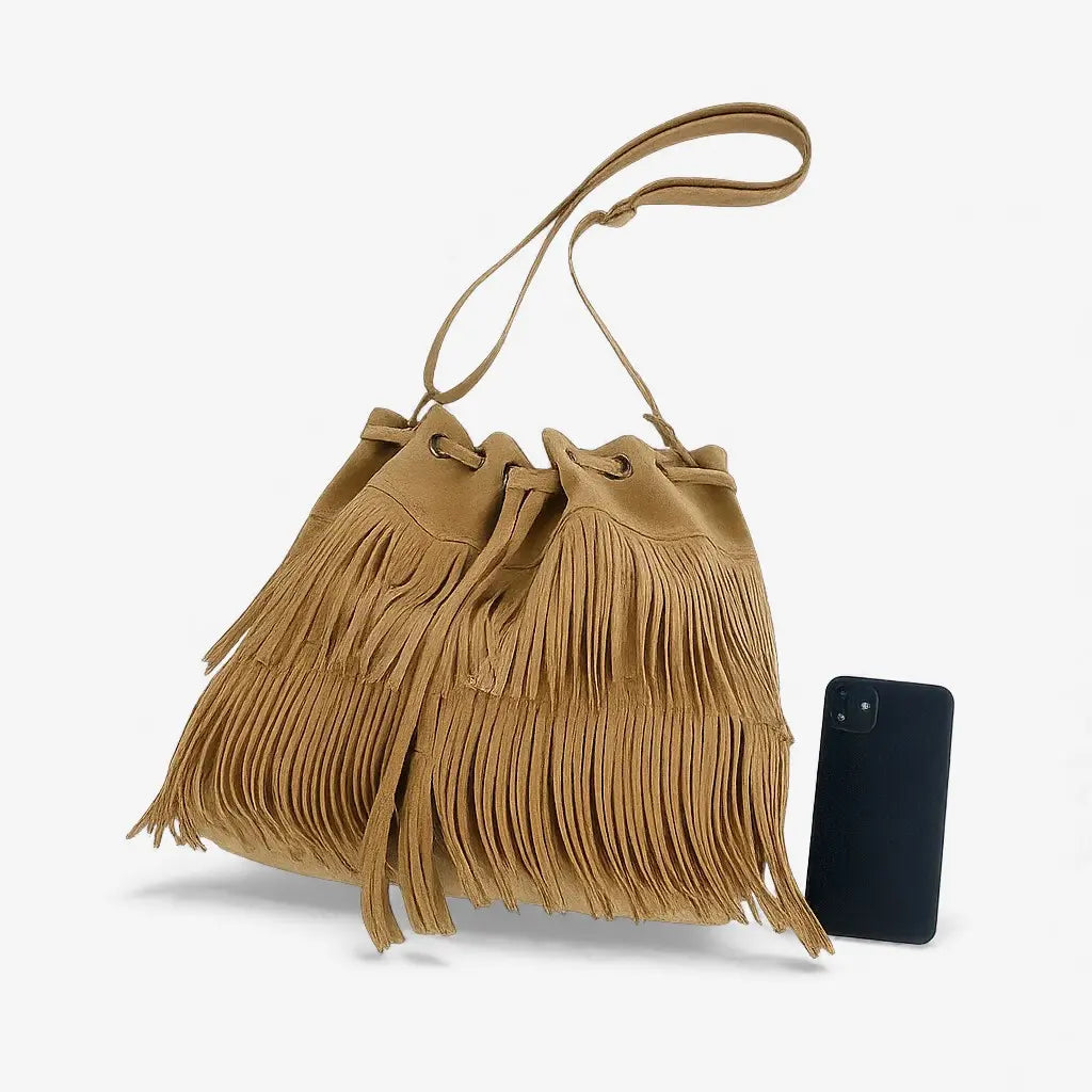 Sac bourse à franges pour femme posé avec un téléphone pour montrer la capacité