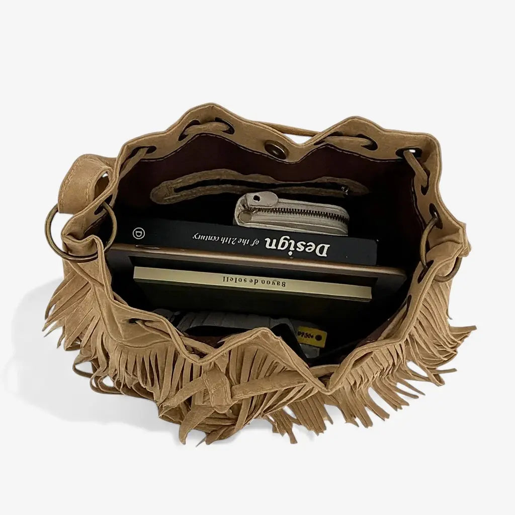 Intérieur du sac bourse à franges montrant le rangement et la capacité