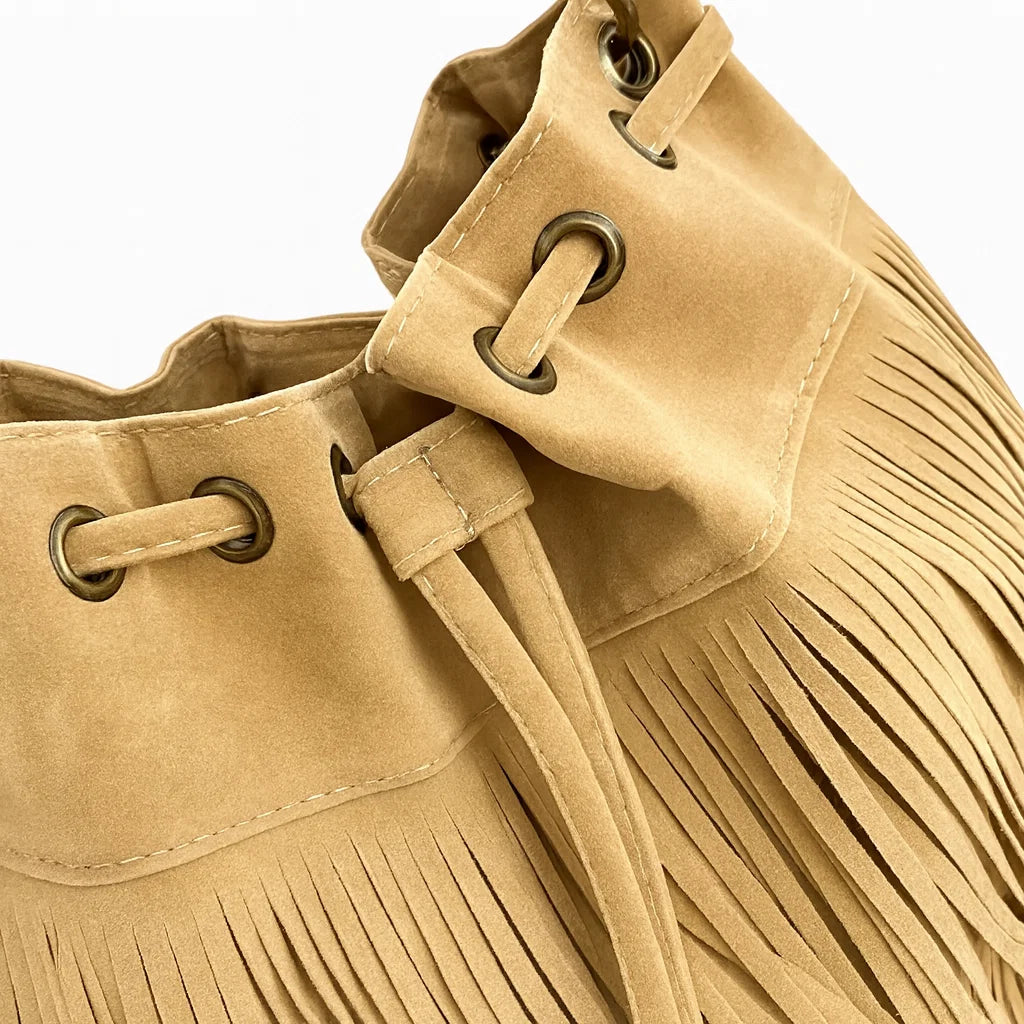 Détails du sac bourse à franges en suédine avec finition lacets