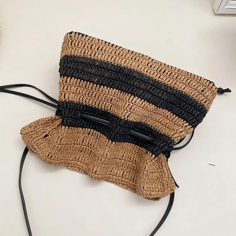 Sac bourse en paille tressée rayé noir et marron vu de dos