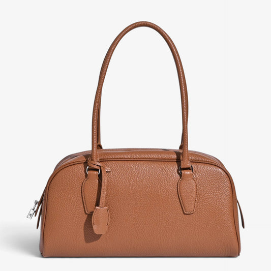 Sac bowling pour femme en cuir grainé camel avec longues anses porté épaule